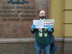 Илья Азар стоит в пикете в поддержку создателя 